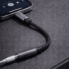 Adaptador USB-C a 3.5 mm conectado a celular para usar audífonos con cable
